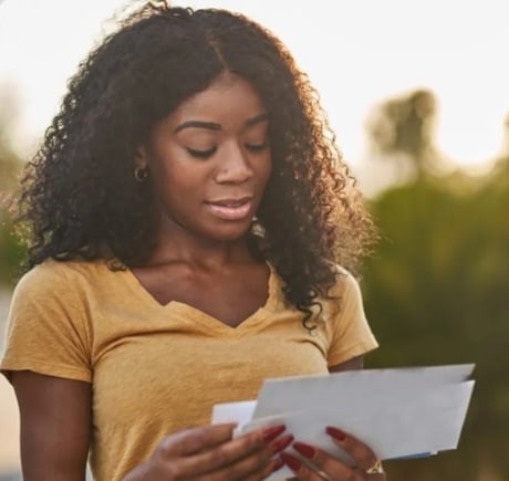 student-reading-mail